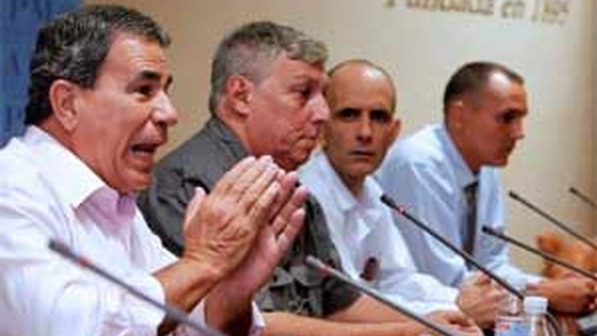 Julio César Gálvez, Ricardo González, José Luis García Paneque y Lester González, cuatro de los periodistas cubanos que han sido excarcelados. Foto: EFE.