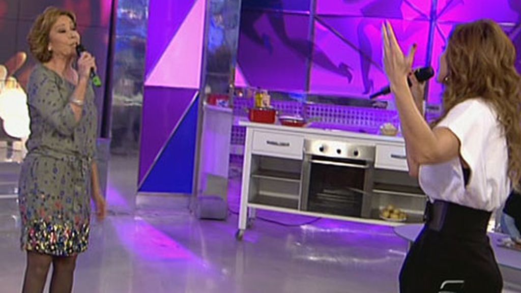 Mila canta con Merche