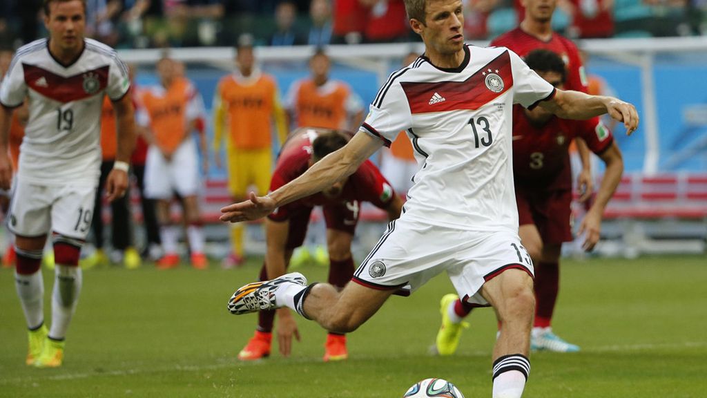 Müller marcó el primer gol de penalti