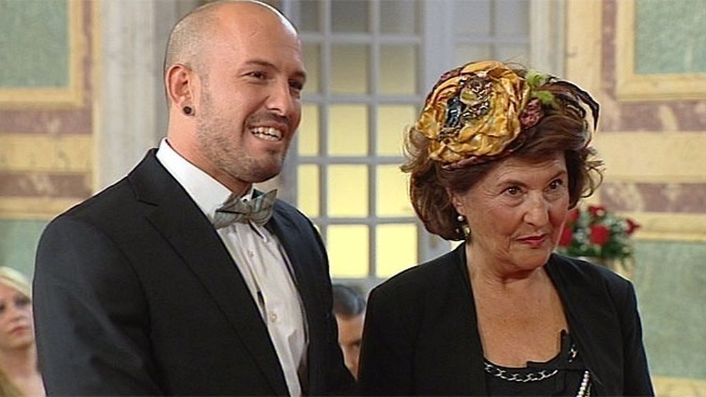 Mary acepta el anillo de su hijo emocionada, pero le aconseja: “tienes que volar”