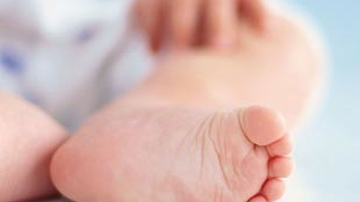 El cura del hospital halla vivo a un bebé después de que su madre abortara