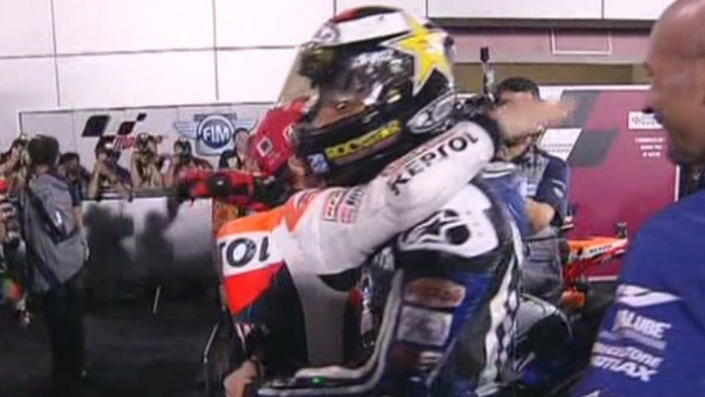 Abrazo de Lorenzo y Pedrosa tras el GP de Qatar