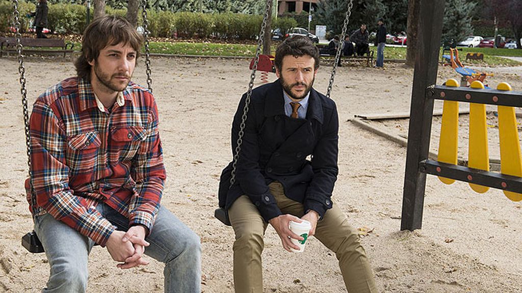 Carlota continúa su relación con Pedro y María Elena se reencuentra con un antiguo amor