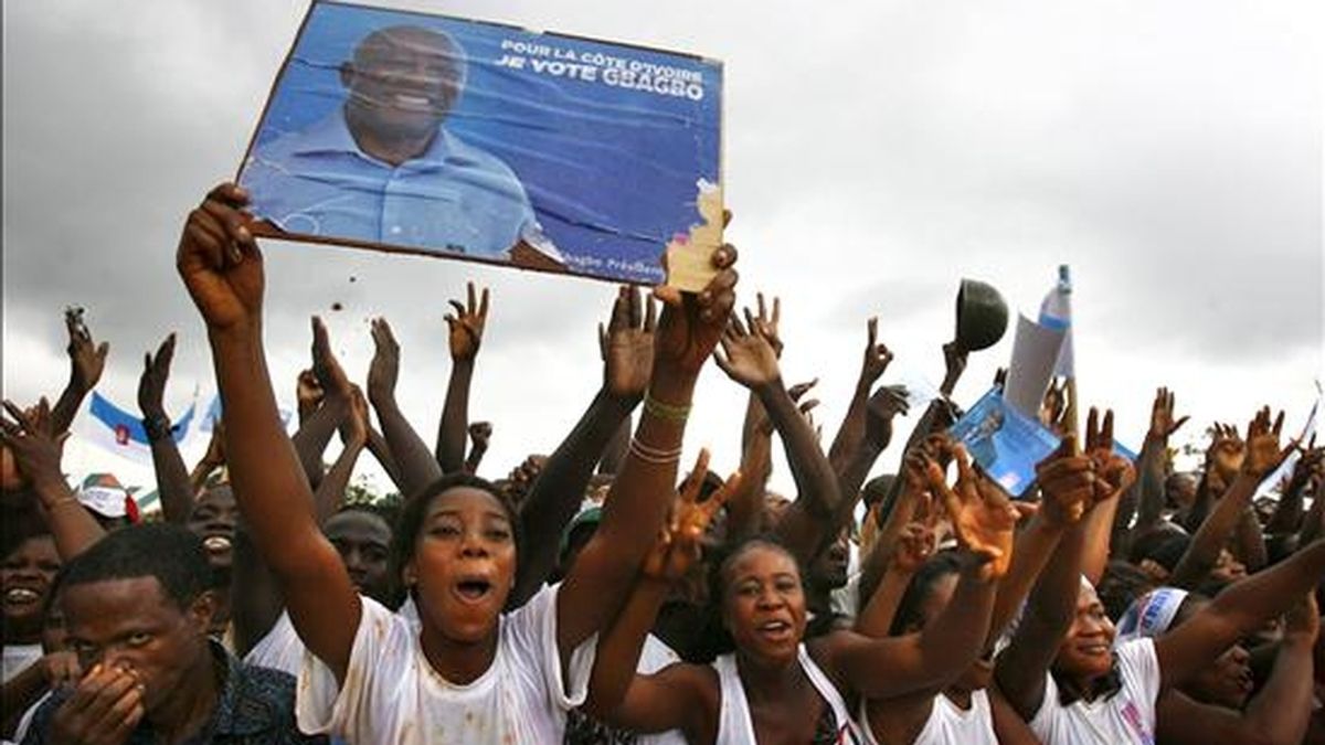 Asistentes a un mitin electoral del presidente marfileño, Laurent Gbagbo, el pasado lunes en Abiyán. Costa de Marfil celebra la segunda vuelta de las elecciones presidenciales este domingo. EFE