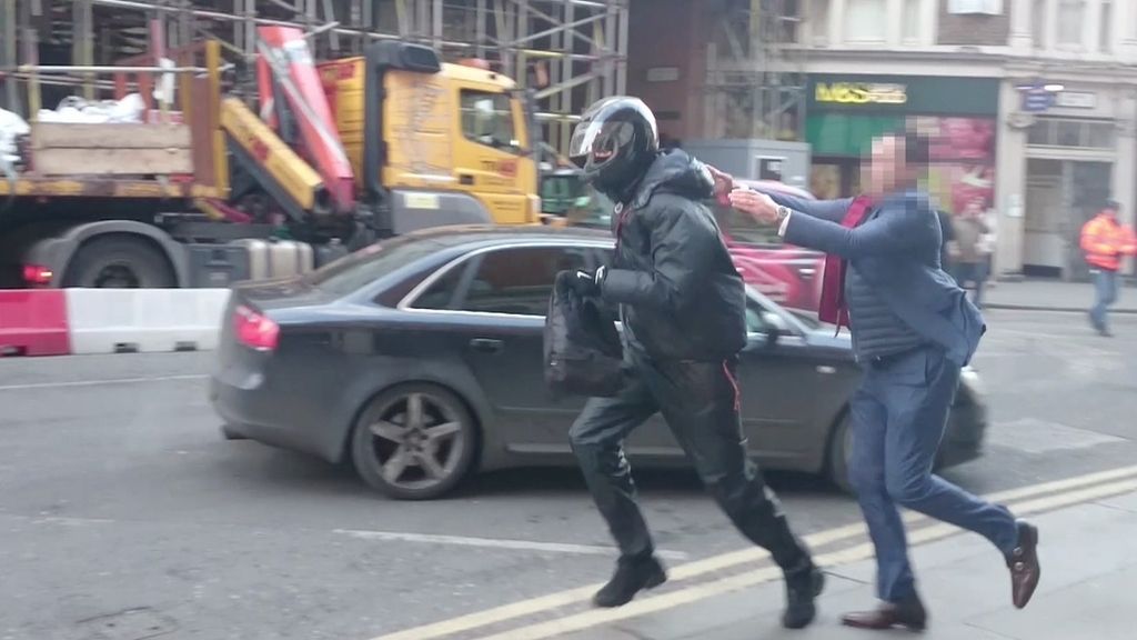 El dueño de la joyería trata de atajar al ladrón