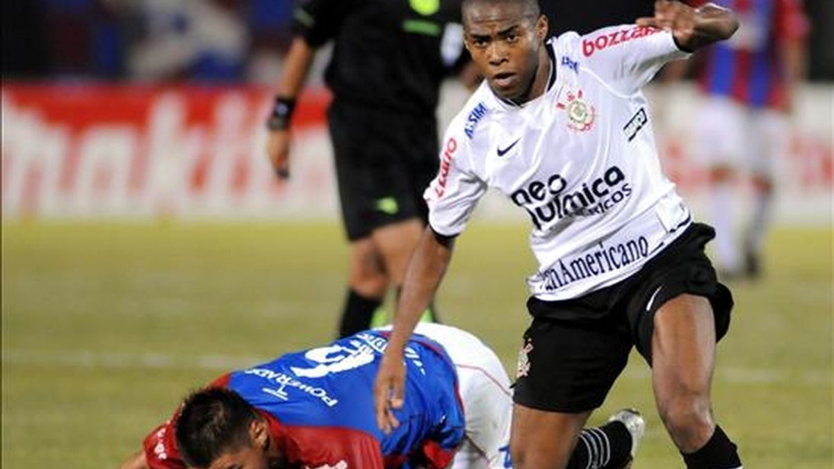 El jugador del Corinthians de Brasil Elías (d). EFE/Archivo