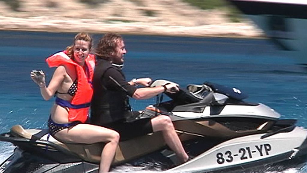 Dos personas disfrutan de una vuelta en la moto de agua
