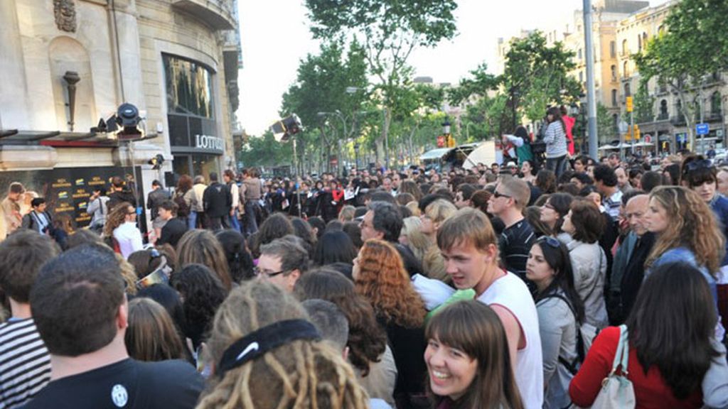 Pattinson y Witherspoon hacen enloquecer a sus fans de Barcelona