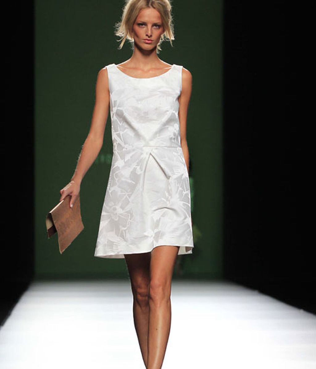 Blancos, crudos y amarillos se imponen en la pasarela