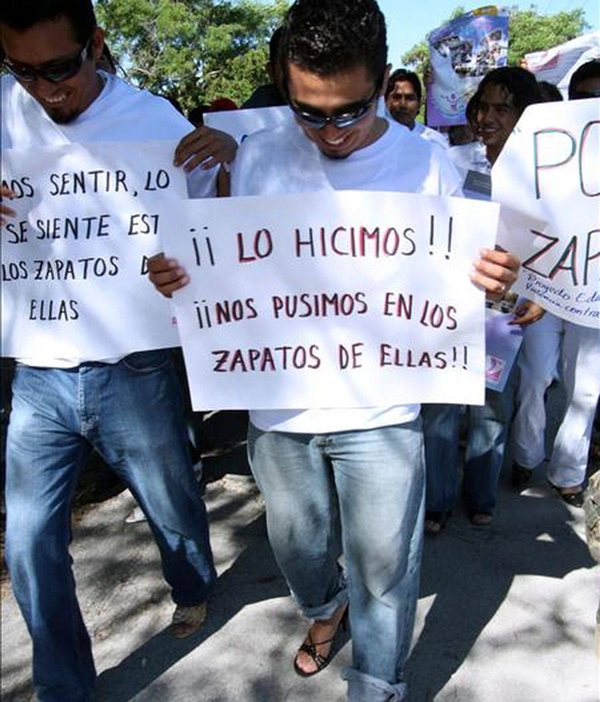Un grupo de estudiantes marchan con zapatos de tacón para manifestarse en contra de la violencia de género. EFE/Archivo