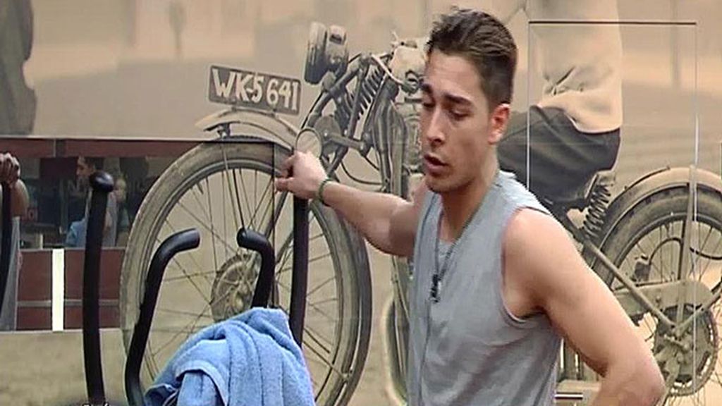 Los dos concursantes se ponen en forma en el gimnasio