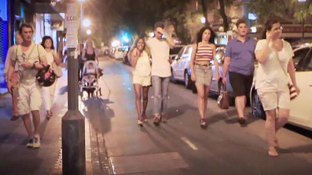 La hija de Isabel Pantoja, en silencio, disfruta con sus amigos de una cena