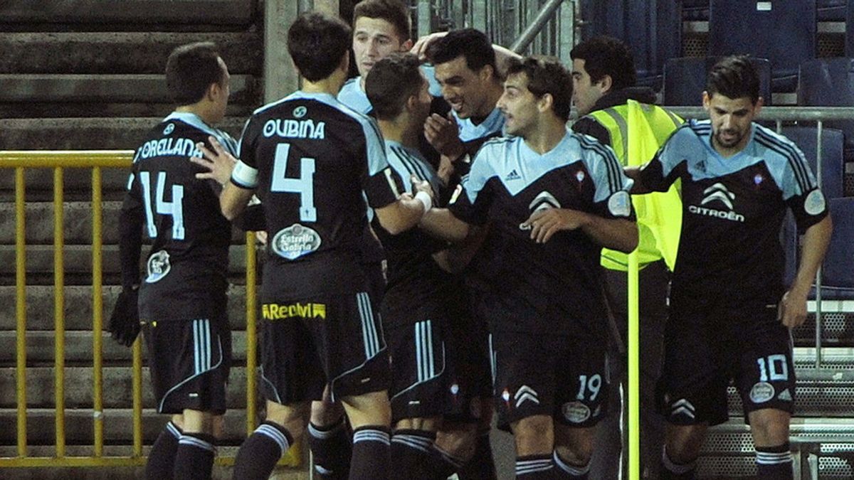 Los jugadores del Celta celebral el gol marcado al Granada por su compañero, el defensa argentino Gustavo Cabral