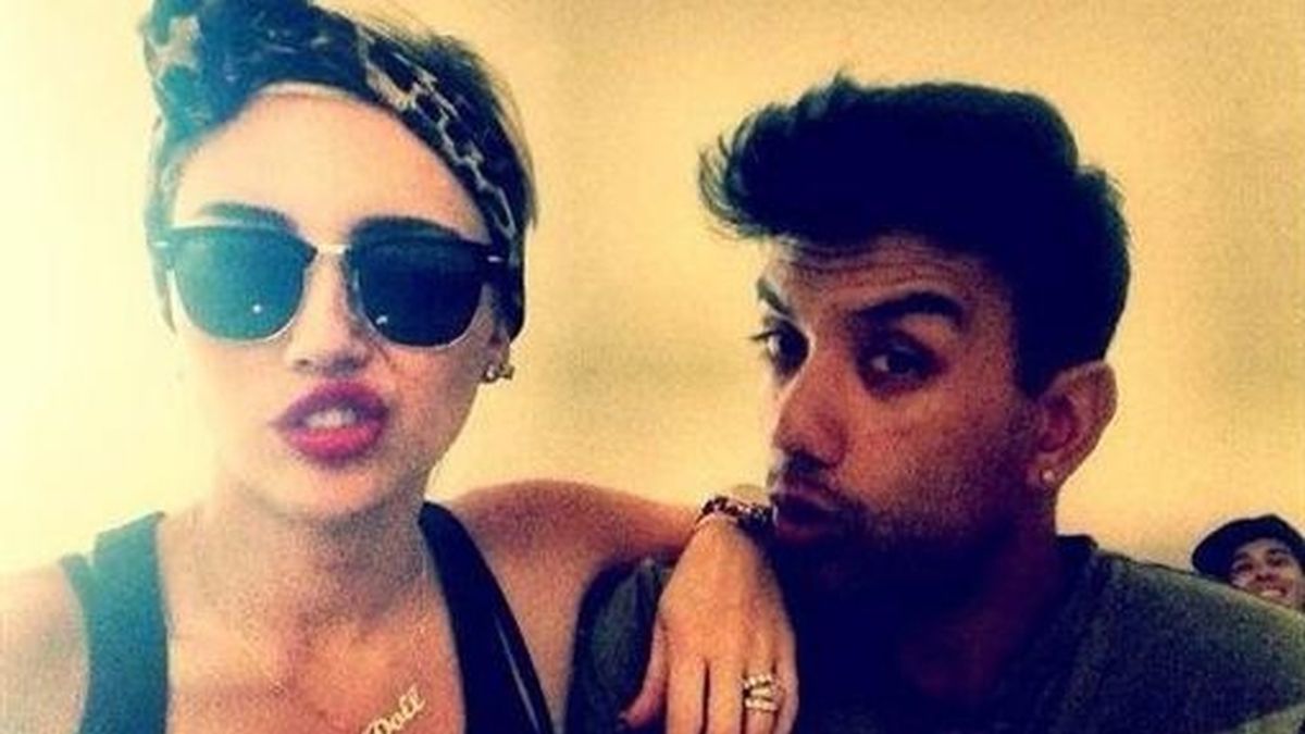 Miley Cyrus insinúa que sigue comprometida con Liam Hemsworth en Twitter