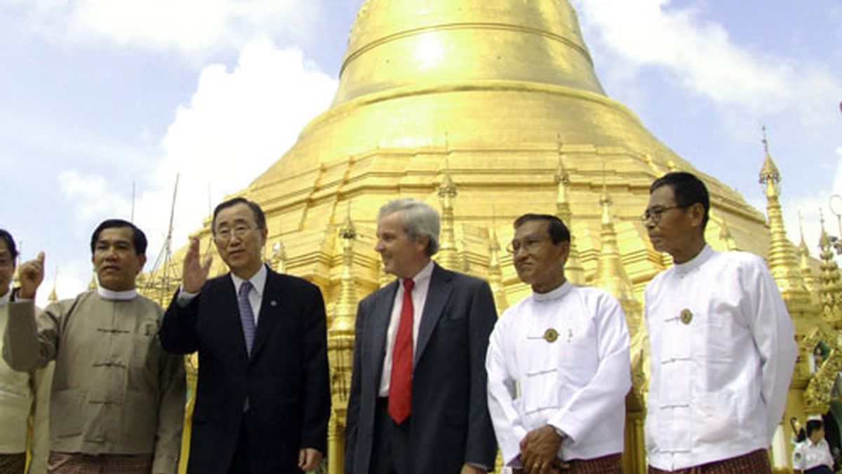 El secretario general de la ONU, Ban Ki-moon, tras su llegada a Naypitaw, la capital de Birmania . Foto: AP