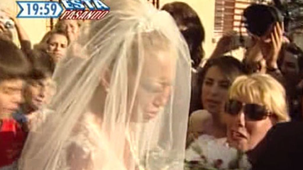 La novia, acompañada de sus vecinos