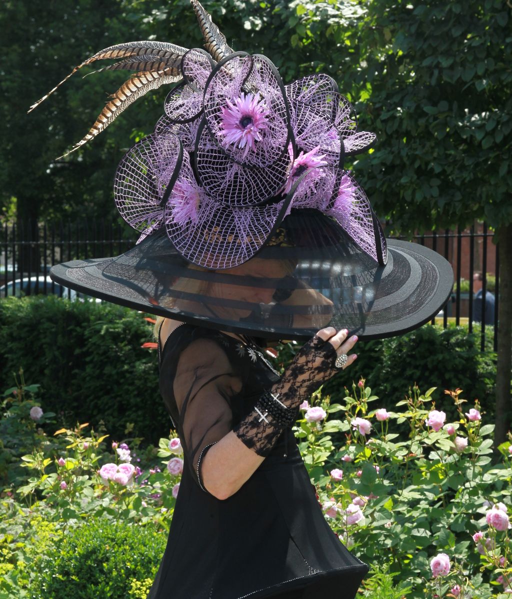 Pase de sombreros en la cita anual británica