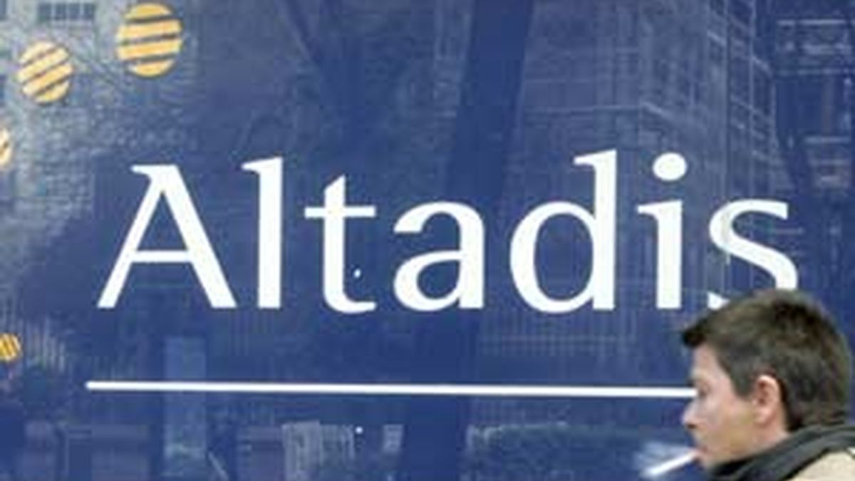 Una persona pasa junto a un cartel de la empresa Altadis. Foto:EFE