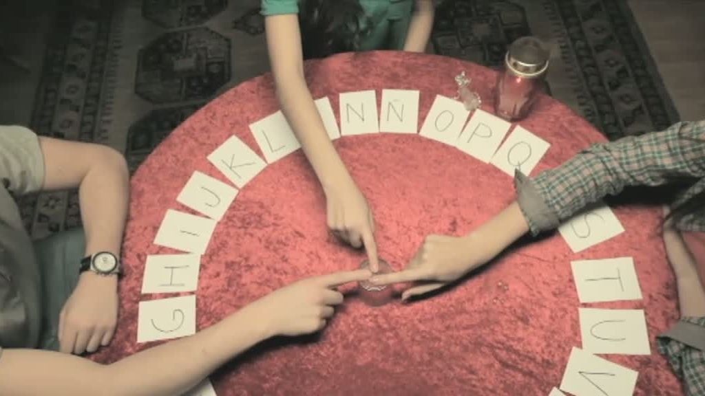 Las chicas obedecieron ciegamente las instrucciones que les dictaba el tablero