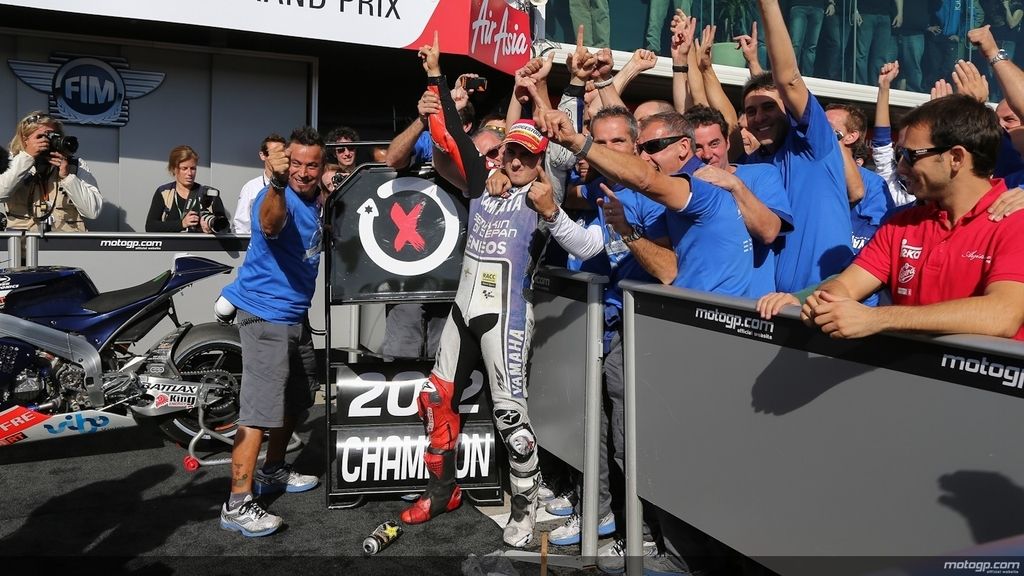 Jorge Lorenzo y su equipo, antes de subir al podio