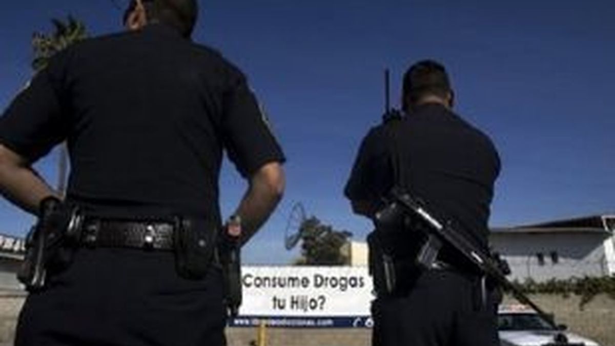 Imagen de archivo que muestra a dos policías custodiando uno de los lugares donde se registró una muerte violenta en Tijuana. Foto: AP