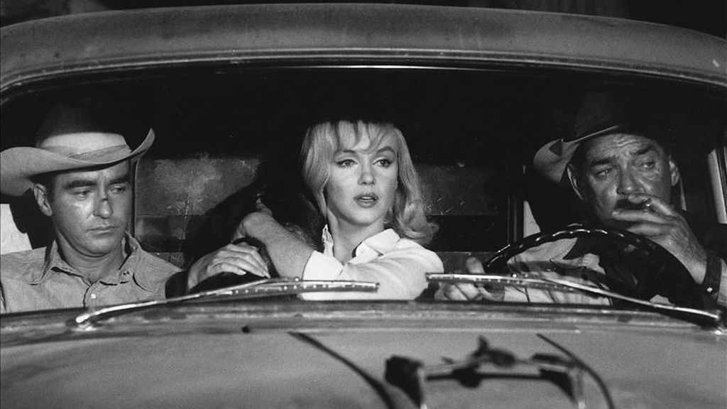 Imagen facilitada por Phaidon de la fotografía tomada por Erich Hartmann, de la agencia Magnum, de tres grandes estrellas -Marilyn Monroe, Clark Gable y Montgomery Clift-, durante el rodaje de "Vidas rebeldes", dirigida por John Huston, una de las 200 fotos realizadas por Henri Cartier-Bresson, Eve Arnold, Bruce Davidson, Elliott Erwitt, Ernst Haas, Cornell Capa, Inge Morath, Erich Hartmann y Dennis Stock que componen "The Misfits. Story of a shoot" ("Vidas rebeldes. Historia de un rodaje"), en el que se plasman las dificultades derivadas tanto de los escenarios elegidos por Huston como de las situaciones personales de sus intérpretes. EFE