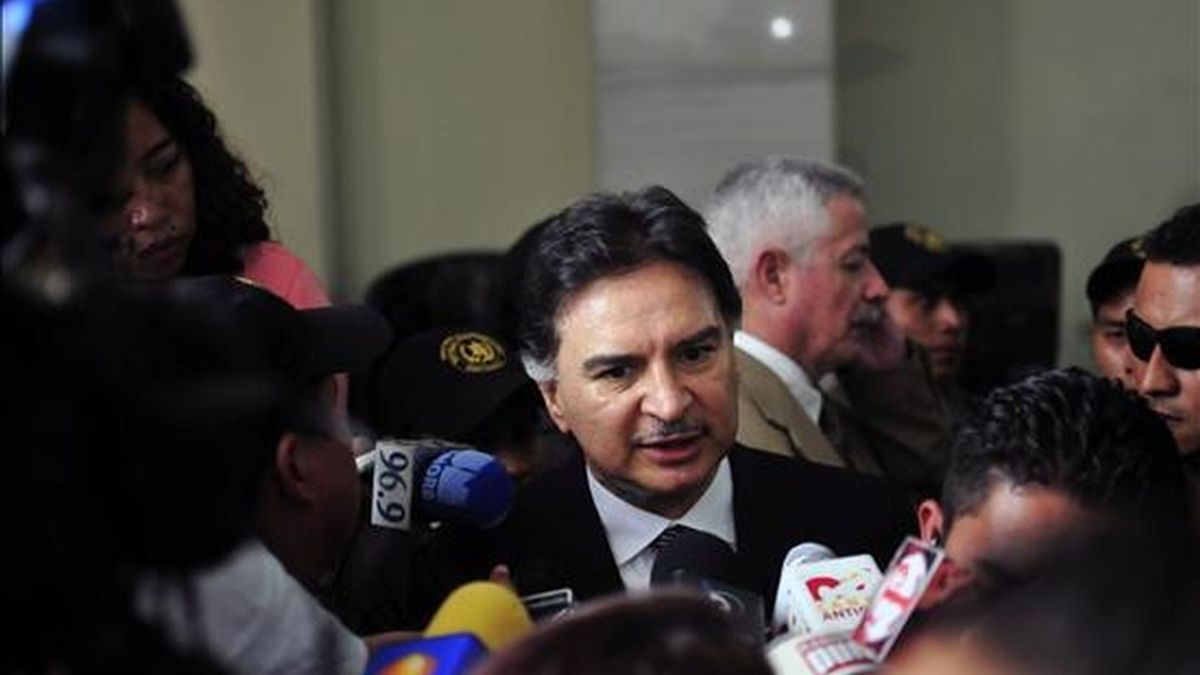 El ex presidente guatemalteco Alfonso Portillo (c) (2000-2004) ha asegurado que los delitos que le imputan son una persecución política en su contra, y hasta ahora su abogado no ha podido detener su extradición a Estados Unidos. EFE/Archivo El ex presidente guatemalteco Alfonso Portillo (c) (2000-2004) ha asegurado que los delitos que le imputan son una persecución política en su contra, y hasta ahora su abogado no ha podido detener su extradición a Estados Unidos. EFE/Archivo