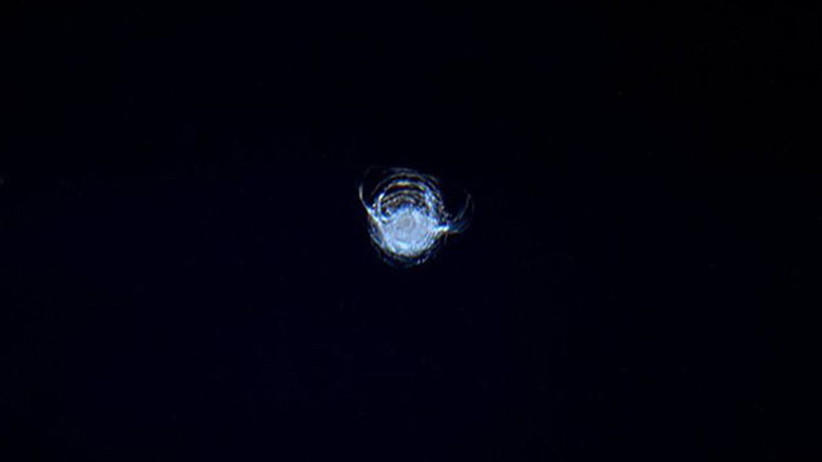 Impacto de basura espacial en una ventana de la Estación Espacial Internacional