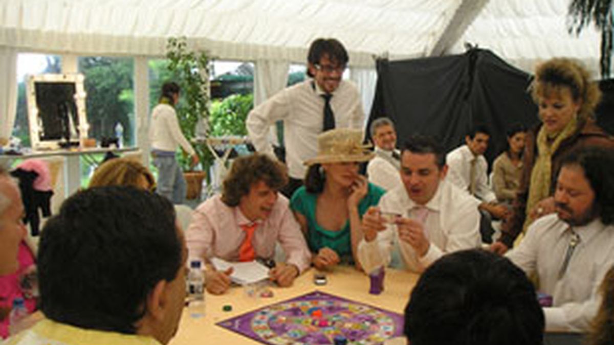 Los actores juegan al Trivial mientras esperan a que deje de llover.