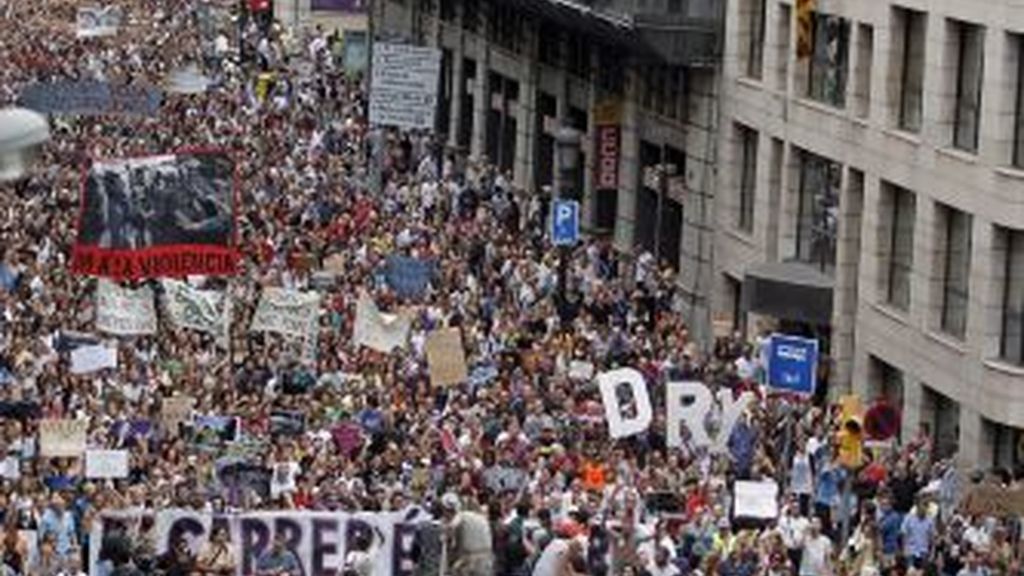 Miles de personas "indignadas" pertenecientes al movimiento 15-M. EFE Miles de personas "indignadas" pertenecientes al movimiento 15-M. EFE