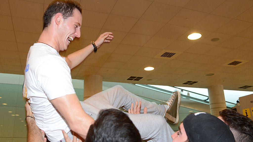 Pol Espargaró, manteado en el aeropuerto