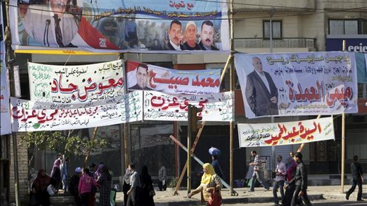 Carteles de propaganda electoral en las calles de El Cairo el pasado jueves con motivo de las elecciones parlamentarias de este domingo. EFE