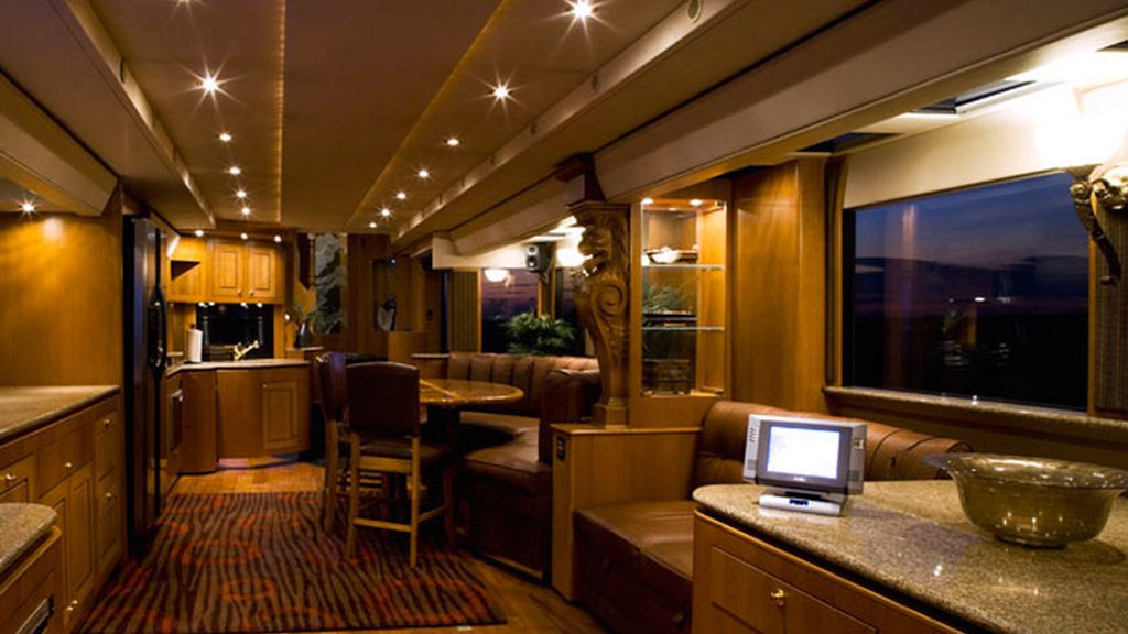 La mansión móvil que Ashton Kutcher lleva al set de 'Dos hombres y medio'