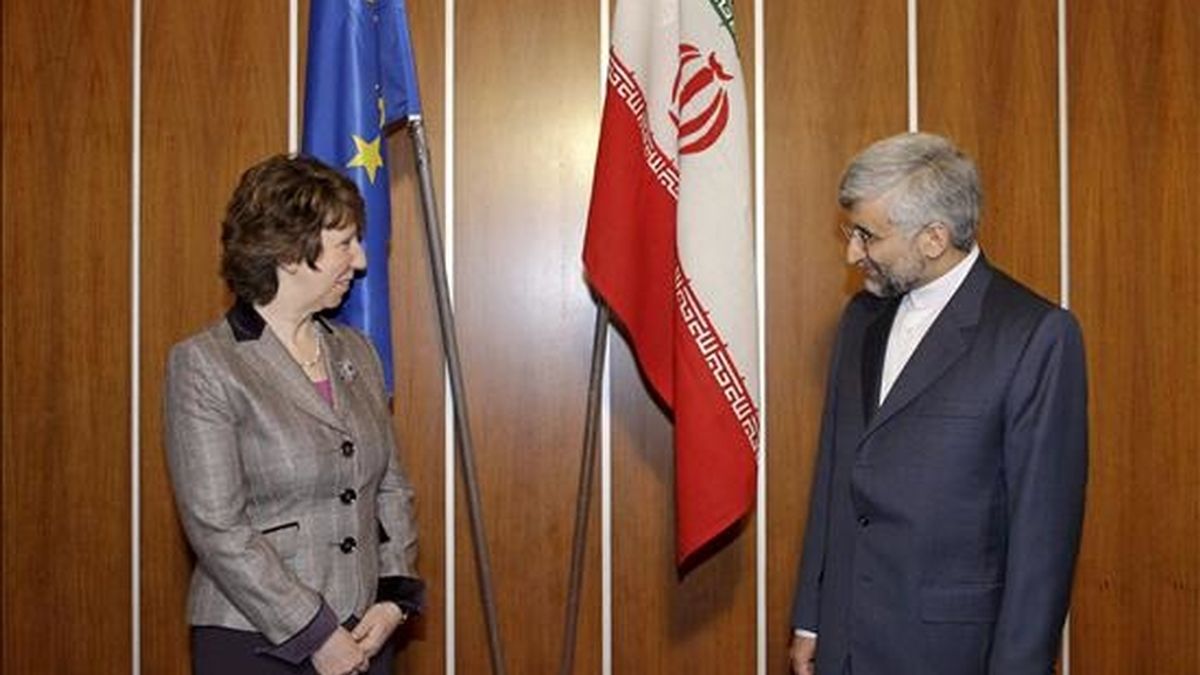 La jefa de la diplomacia europea, Catherine Ashton (izq) y el jefe de la delegación iraní, Saeed Jalili (der). EFE/Archivo