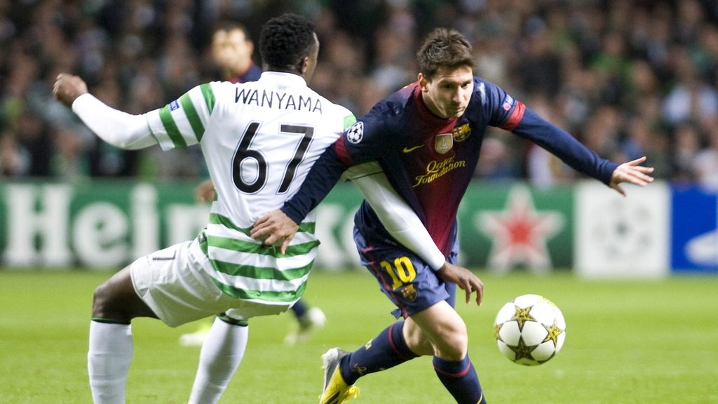 El delantero del argentino FC Barcelona, Lionel Messi, pelea por el control del balón con el Celtic, Wanyama