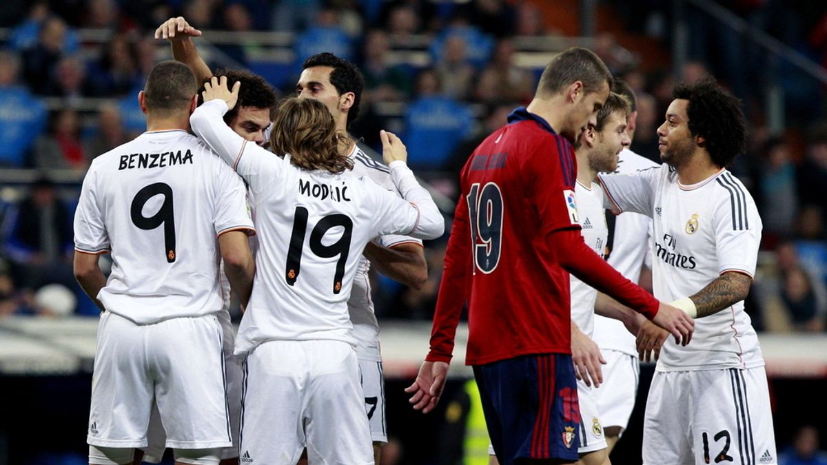 El delantero francés del Real Madrid Karim Benzema (i) celebra con sus compañeros el gol marcado al Osasuna
