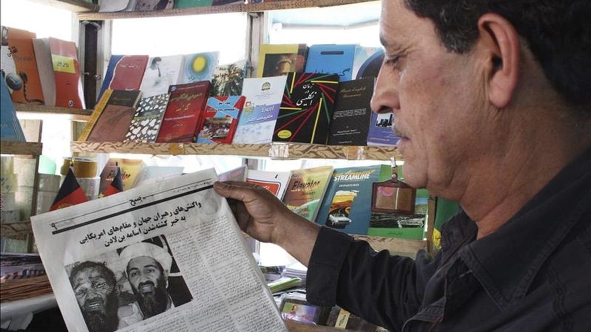 Un afgano lee un periódico en el que informan sobre la muerte de Osama Bin Laden en Kabul (Afganistán).
EFE