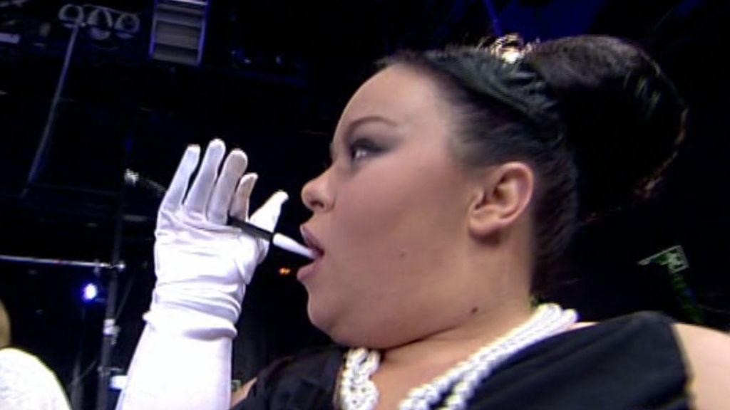 Se ha metido tanto en el papel que hasta ha hecho de Rita Hayworth en 'Gilda'