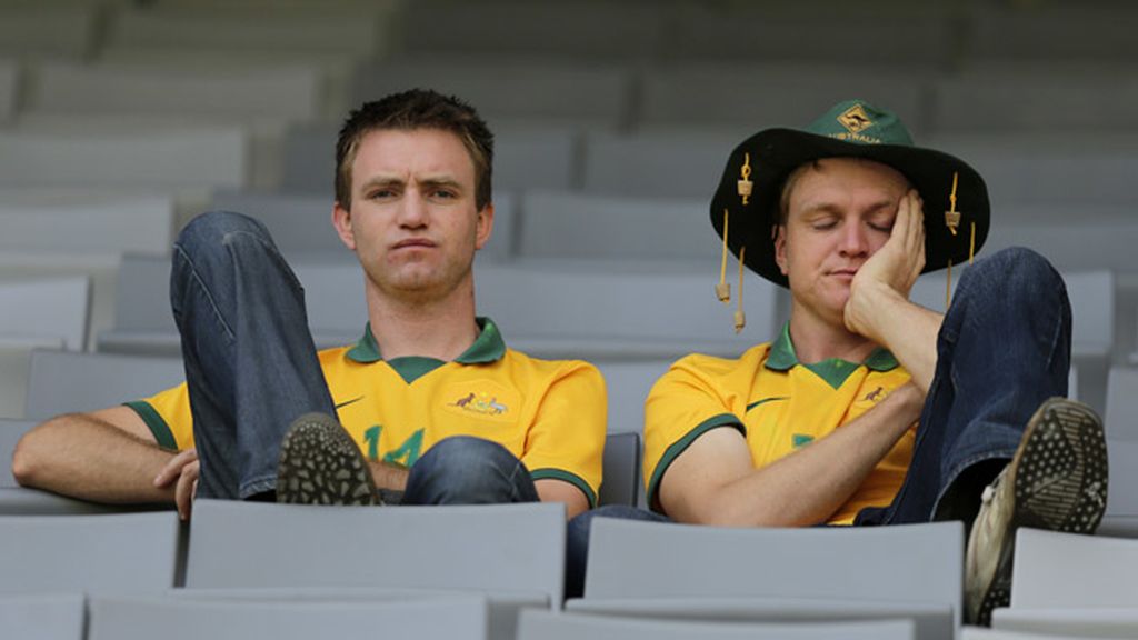 Dos aficionados australianos aburridos antes de que comience el encuentro