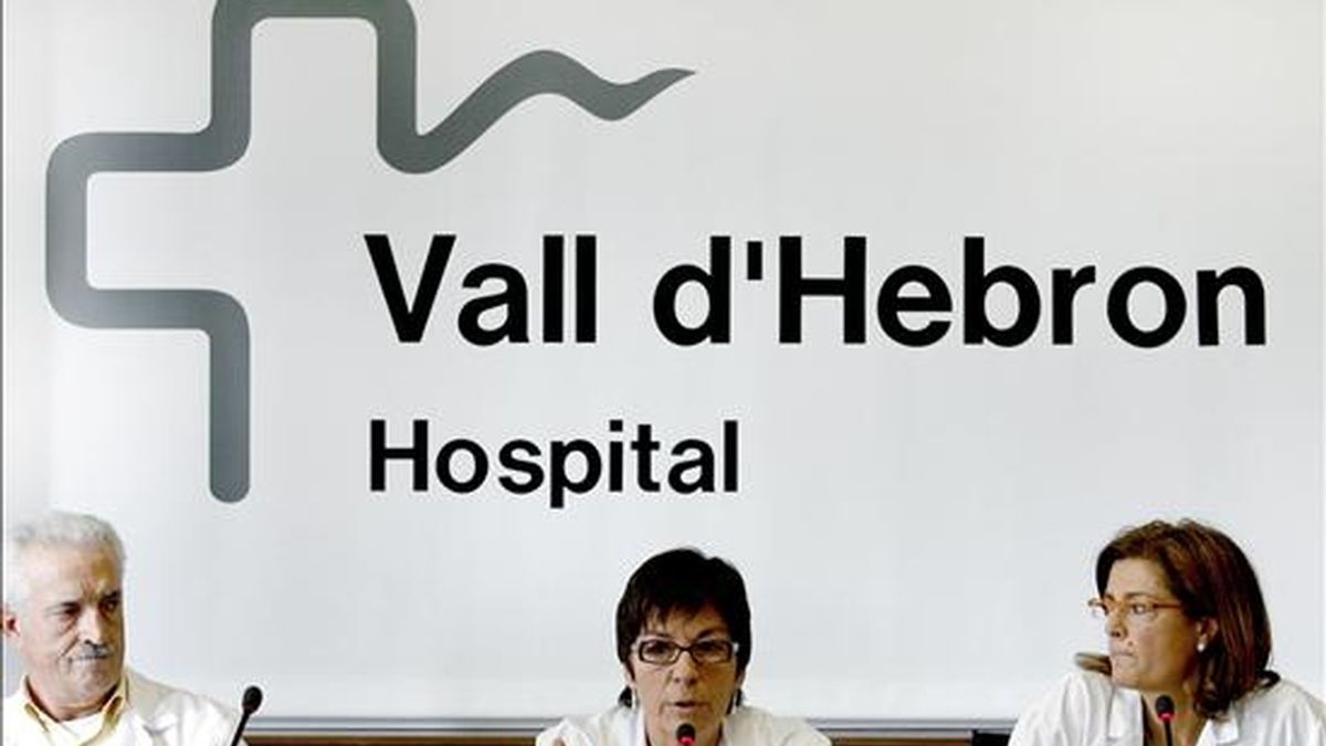 La directora Médica del hospital del Valle Hebrón, Pilar Solans (c) durante una rueda de prensa. EFE/Archivo