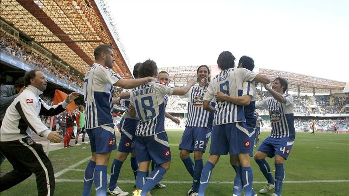 El delantero francés del Deportivo de La Coruña Lassad Nouioui (3d) celebra con sus compañeros su gol, segundo de su equipo, durante el partido correspondiente a la trigésima jornada de Liga en Primera División que el conjunto gallego ha disputado ante el RCD Mallorca en el estadio coruñés de Riazor. EFE