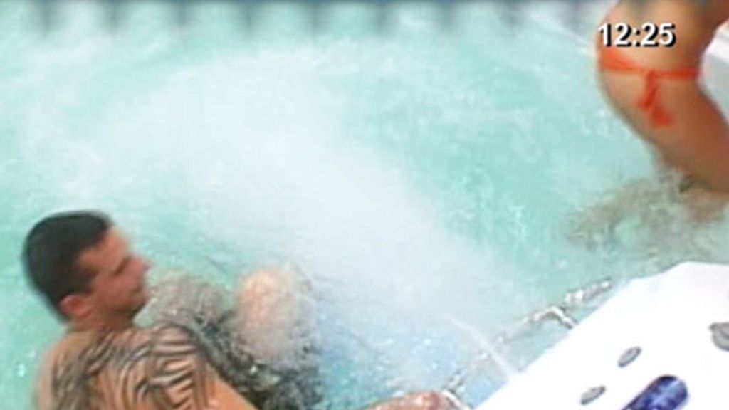 Arturo pellizca a Carol en el jacuzzi