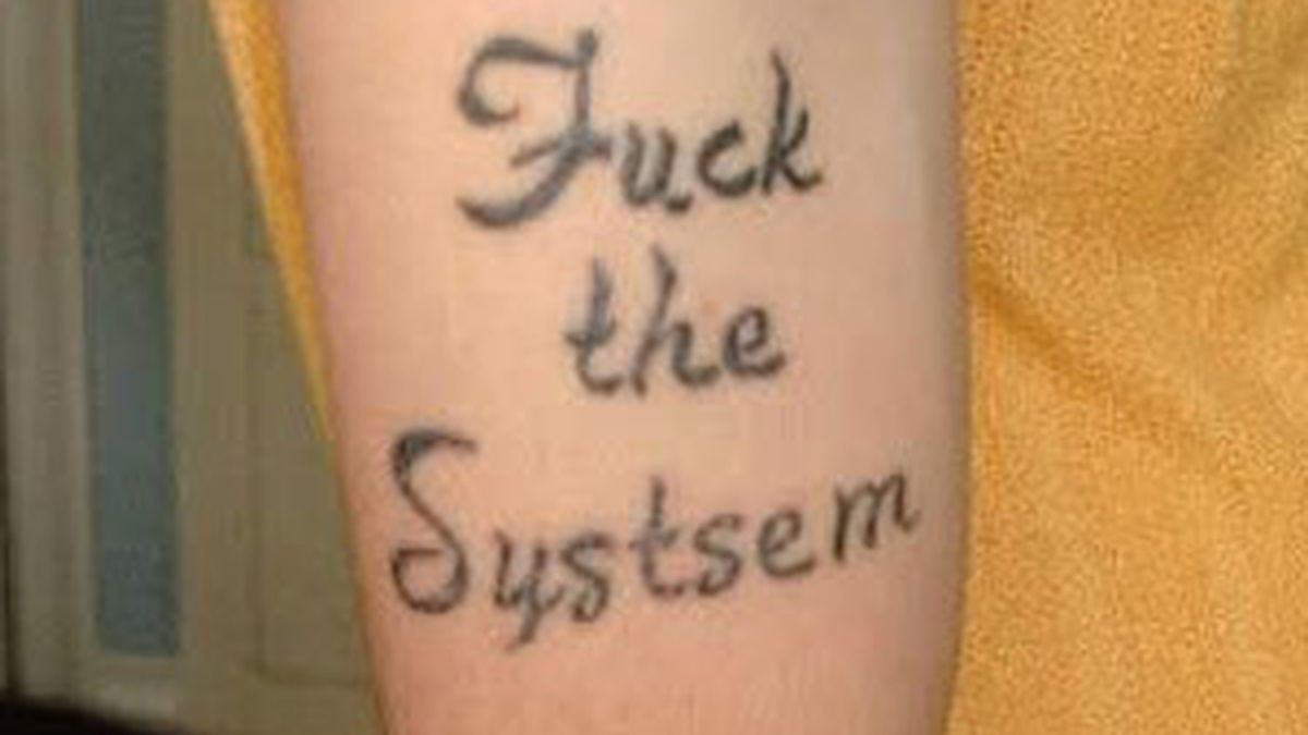 Una protesta contra el sistema, que pierde su sentido por un fallo en el tatuaje. Foto:www.oddee.com