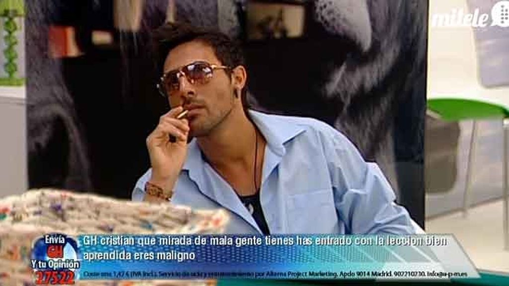 Con el palillo en la boca y mirada penetrante