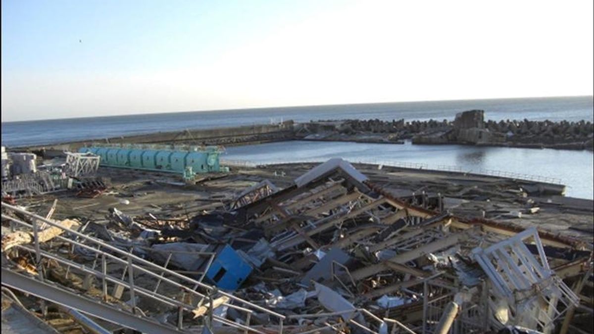La imagen, facilitada por la compaía Tokyo Electric Power (TEPCO), muestra los daños causados por el tsunami en el reactor número 1 en la central nuclear de Fukushima (Japón). EFE/Archivo