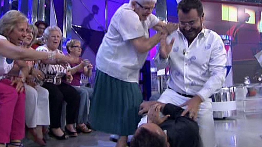 Colaborador y presentador acaban en el suelo