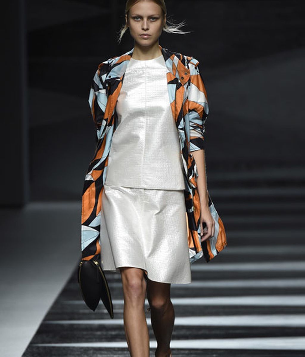 Elegantes y sorprendentes geometrías de color en el desfile de Juanjo Oliva