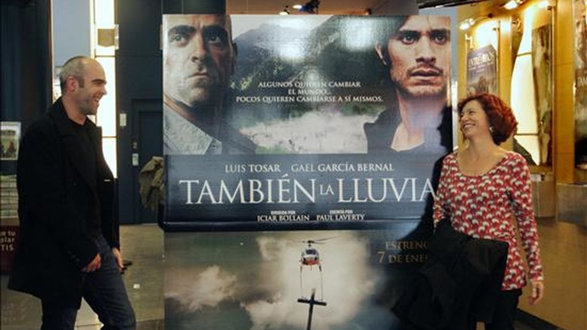 La directora de cine Iciar Bollaín, posa junto al actor Luis Tosar, durante la presentación de su nueva película "También la lluvia".EFE/Archivo