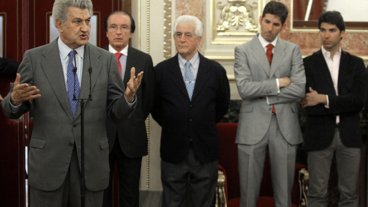 Jesús Posada, el presidente de la Federación de Entidades Taurinas de Cataluña, Luis María Gibert, y los toreros Santiago Martín, "El Viti", Serafín Marín y Cayetano Rivera Jesús Posada, el presidente de la Federación de Entidades Taurinas de Cataluña, Luis María Gibert, y los toreros Santiago Martín, "El Viti", Serafín Marín y Cayetano Rivera
