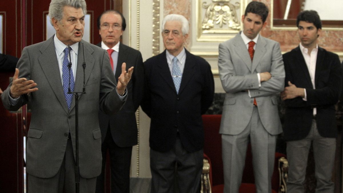 Jesús Posada, el presidente de la Federación de Entidades Taurinas de Cataluña, Luis María Gibert, y los toreros Santiago Martín, "El Viti", Serafín Marín y Cayetano Rivera